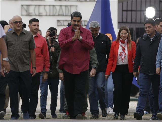 <YONHAP PHOTO-0494> Venezuela's President Nicolas Maudro gestures to supporters after voting in the presidential election in Caracas, Venezuela, Sunday, May 20, 2018. Amidst hyperinflation and shortages of food and medicine, Maduro is seeking a second, six-year term in an election that a growing chorus of foreign governments refuse to recognize after key opponents were barred from running. (AP Photo/Ricardo Mazalan)/2018-05-21 05:20:09/ <저작권자 ⓒ 1980-2018 ㈜연합뉴스. 무단 전재 재배포 금지.>