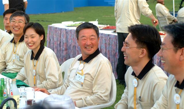 1995년 2월 22일 LG 회장 이취임식에서 구본무 신임 회장이 LG 깃발을 흔들고 있다.