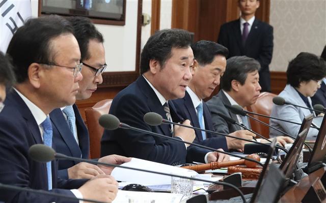 <YONHAP PHOTO-1434> 국무회의서 발언하는 이낙연 총리 (서울=연합뉴스) 김승두 기자 = 이낙연 국무총리가 21일 오전 7시에 서울 세종로 정부서울청사에서 열린 국무회의에서 발언하고 있다. 2018.5.21 kimsdoo@yna.co.kr/2018-05-21 07:29:04/ <저작권자 ⓒ 1980-2018 ㈜연합뉴스. 무단 전재 재배포 금지.>
