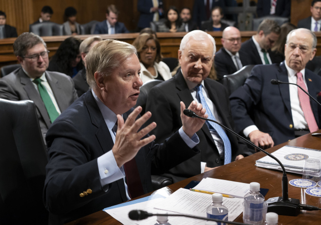 From left, Sen. Lindsey Graham, R-S.C., Sen. Orrin Hatch, R-Utah, and Senate Judiciary Committee Chairman Chuck Grassley, R-Iowa (AP-Yonhap)