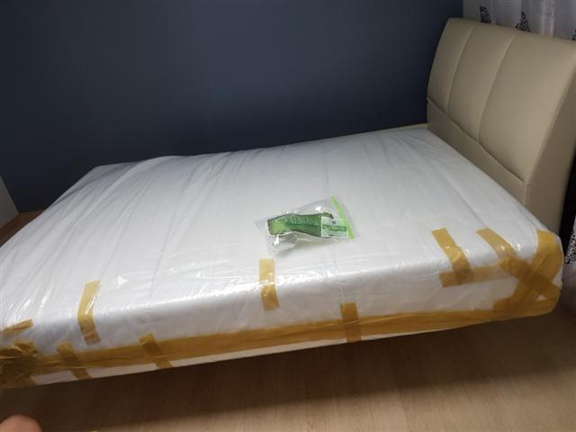 라돈 성분이 검출된 제조사 침대를 비닐로 싸맨 모습(왼쪽 사진). 소비자가 직접 침대의 방사선 물질 검출량을 측정한 모습.  [라돈침대 관련 카카오톡 온라인채팅방 갈무리]