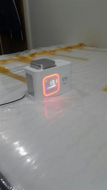 라돈 성분이 검출된 제조사 침대를 비닐로 싸맨 모습(왼쪽 사진). 소비자가 직접 침대의 방사선 물질 검출량을 측정한 모습.  [라돈침대 관련 카카오톡 온라인채팅방 갈무리]