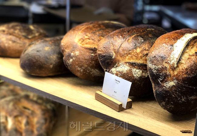 샌프란시스코에서온 타르틴의 대표메뉴인 시골빵(컨트리브레드ㆍCountry Bread). 단단하고 거친 크러스트 속 촉촉한 속살이 일품이다. [사진=김지윤 기자/summer@heraldcorp.com]