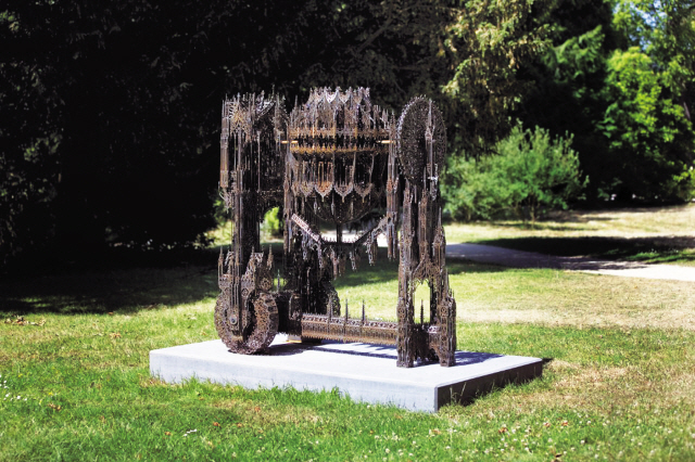 ▲ 빔 델보예作 ‘Concrete Mixer, 2010,Laser-cut Corten Steel’(167×167×86 cm).
◀ 손정희 作 ‘헬리오스’ 2013, 도자, 금박, Ceramics, gold-leaf, 22×20×51(h)cm.
▼ 울프강 스틸러作 ‘3 Matchman stick’.  [제공=창원조각비엔날레]