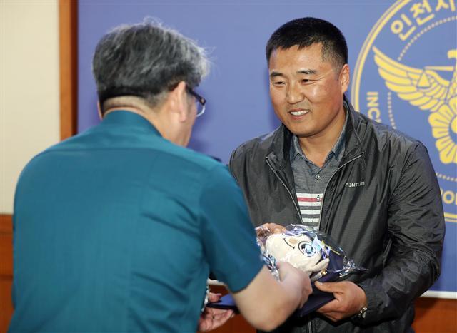 <YONHAP PHOTO-1783> '고의 교통사고'로 참사 막은 의인 한영탁씨 (인천=연합뉴스) 윤태현 기자 = '고의 교통사고'로 대형 교통사고를 막은 한영탁씨가 21일 오전 인천시 남동구 인천지방경찰청에서 표창장을 받고 있다. 2018.5.21 tomatoyoon@yna.co.kr/2018-05-21 09:39:53/ <저작권자 ⓒ 1980-2018 ㈜연합뉴스. 무단 전재 재배포 금지.>