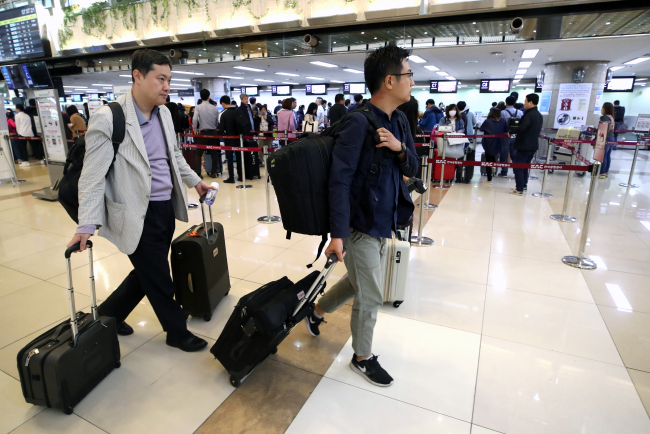 South Korean reporters check in at Gimpo International Airport in Seoul on May 21, 2018, on their way to Beijing, from where they will travel to North Korea. North Korea said journalists from South Korea, China, Russia, the United States and Britain would be allowed to cover the dismantlement of the North's key nuclear test site, scheduled for May 23-25, pending weather conditions, but their visit became uncertain when Pyongyang abruptly canceled talks with Seoul. (Yonhap)