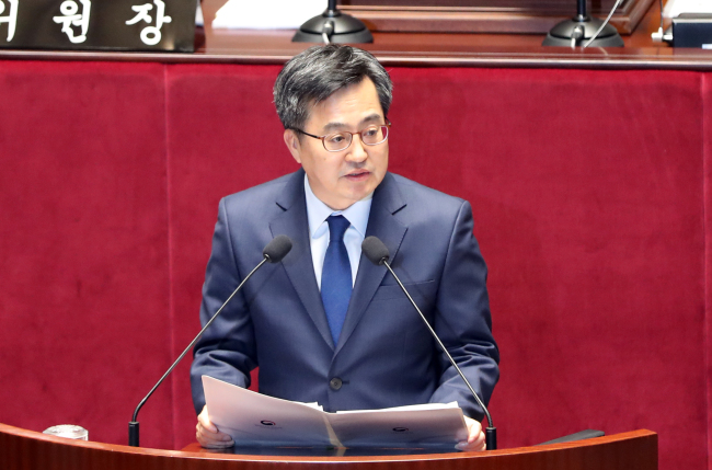 Finance Minister Kim Dong-yeon speaks at the National Assembly on May 21, 2018. (Yonhap)