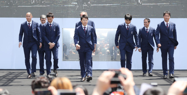 South Korea national football team head coach Shin Tae-yong (C) and his coaching staff appears onstage in a ceremony to mark the launch of the country's World Cup squad at Seoul Plaza in the nation's capital on May 21, 2018. (Yonhap)