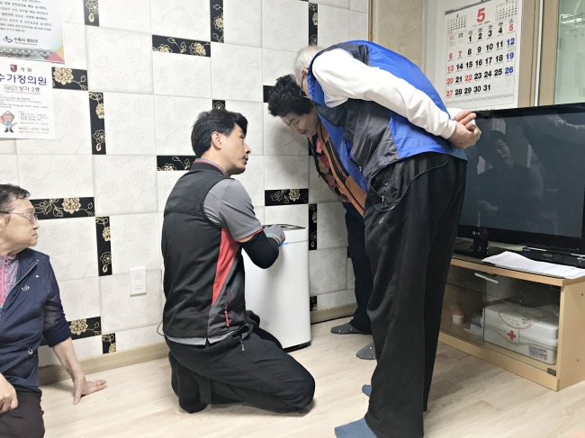 수원시가 경로당에 공기청정기를 설치하고있다.[사진제공=수원시]
수원시가 경로당에 공기청정기를 설치하고있다.[사진제공=수원시]