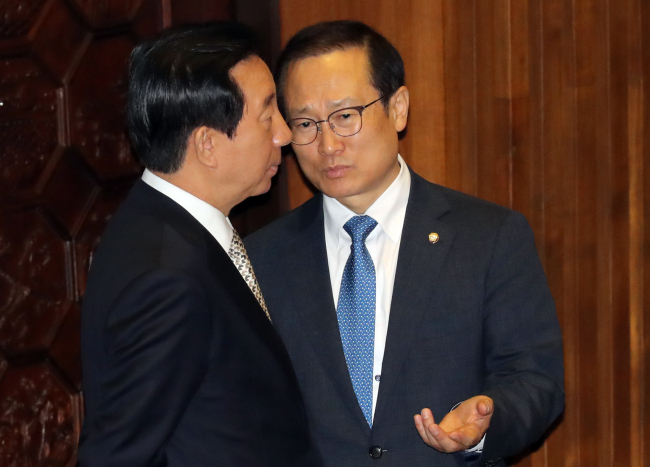 더불어민주당 홍영표 원내대표(오른쪽)와 자유한국당 김성태 원내대표가 21일 국회에서 열린 본회의에서 대화하고 있다. (사진=연합뉴스)