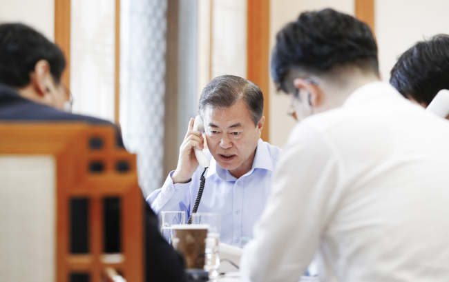 President Moon Jae-in speaks with US President Donald Trump on Friday. Yonhap