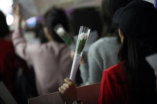 19일 서울 신촌역 인근에서 불꽃페미액션 관계자들이 출범 2주년 맞아 '여성에게 안전한 밤거리'를 요구하며 행진하고 있다. (사진=연합뉴스)