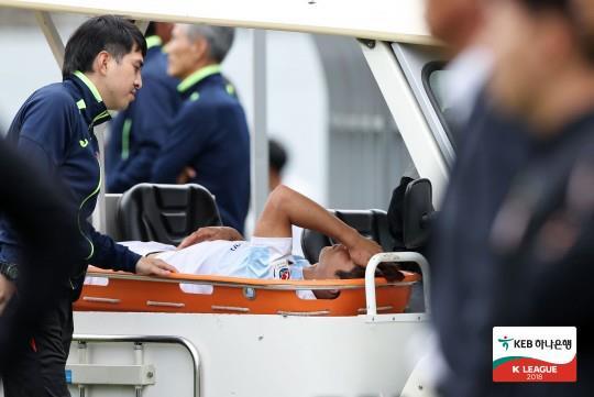 In this file photo provided by the K League on May 19, 2018, Gangwon FC forward Lee Keun-ho is stretchered off the field after suffering a knee injury in a K League 1 match against Gyeongnam FC at Changwon Football Center in Changwon, 400 kilometers southeast of Seoul. (Yonhap)