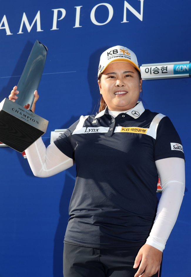 South Korean golfer Park In-bee holds up the champion's trophy after winning the Doosan Match Play Championship on the Korea LPGA Tour at Ladena Golf Club in Chuncheon, 85 kilometers east of Seoul, on May 20, 2018. (Yonhap)