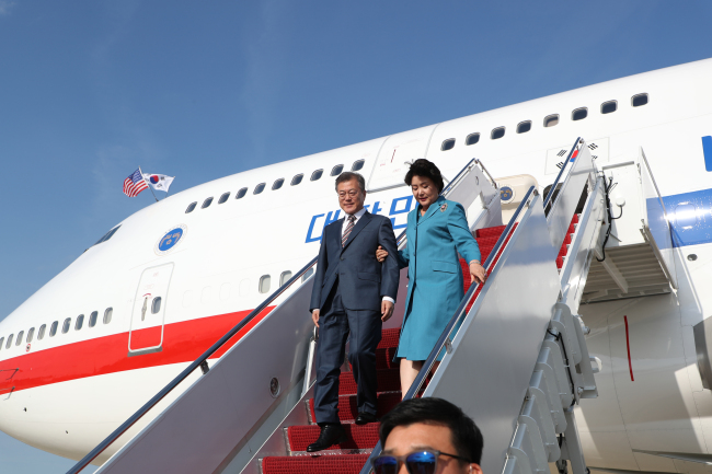 President Moon Jae-in and First Lady Kim Jung-sook arrives in the US on Tuesday. Yonhap