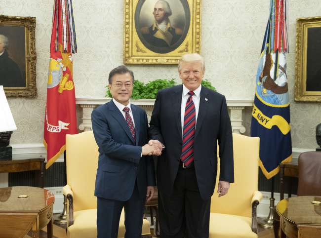South Korean President Moon Jae-in (left) and US President Donald Trump pose for a photograph ahead of the summit meeting on Tuesday at the White House. (Yonhap)