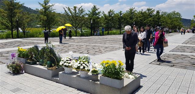 노무현 대통령 서거일 9주기 하루 전날이던 지난 22일, 석가탄신일 휴일을 맞은 봉하마을에는 많은 시민들이 모여들었다. 한 시민이 노무현 대통령의 묘역 광장에서 고개를 숙여 묵념하고 있는 모습.   이날 친구들과 이곳을 찾은 고등학생 왕승욱(16) 군(사진 왼쪽 세번째부터)과 친구 이진혁(16) 군.   봉하마을 방명록에 노 전 대통령에 대한 그리움을 남기고 있는 시민들.   ‘봉하가는길‘ 국토순례 참가자들이 22일 진영역에서 휴식을 취하고 있는 모습.  김성우 기자/zzz@heraldcorp.com