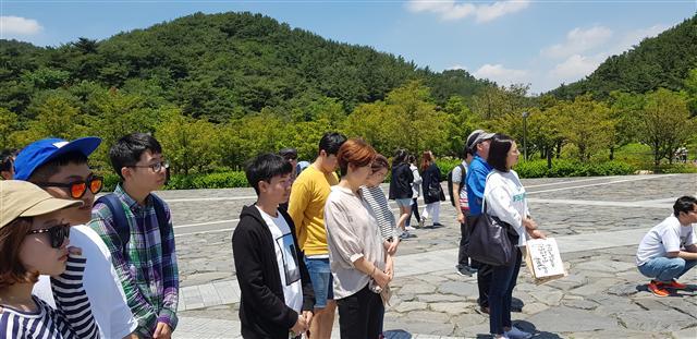 노무현 대통령 서거일 9주기 하루 전날이던 지난 22일, 석가탄신일 휴일을 맞은 봉하마을에는 많은 시민들이 모여들었다. 한 시민이 노무현 대통령의 묘역 광장에서 고개를 숙여 묵념하고 있는 모습.   이날 친구들과 이곳을 찾은 고등학생 왕승욱(16) 군(사진 왼쪽 세번째부터)과 친구 이진혁(16) 군.   봉하마을 방명록에 노 전 대통령에 대한 그리움을 남기고 있는 시민들.   ‘봉하가는길‘ 국토순례 참가자들이 22일 진영역에서 휴식을 취하고 있는 모습.  김성우 기자/zzz@heraldcorp.com
