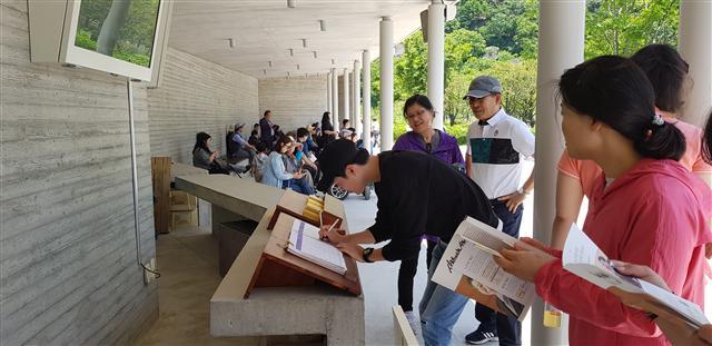노무현 대통령 서거일 9주기 하루 전날이던 지난 22일, 석가탄신일 휴일을 맞은 봉하마을에는 많은 시민들이 모여들었다. 한 시민이 노무현 대통령의 묘역 광장에서 고개를 숙여 묵념하고 있는 모습.   이날 친구들과 이곳을 찾은 고등학생 왕승욱(16) 군(사진 왼쪽 세번째부터)과 친구 이진혁(16) 군.   봉하마을 방명록에 노 전 대통령에 대한 그리움을 남기고 있는 시민들.   ‘봉하가는길‘ 국토순례 참가자들이 22일 진영역에서 휴식을 취하고 있는 모습.  김성우 기자/zzz@heraldcorp.com