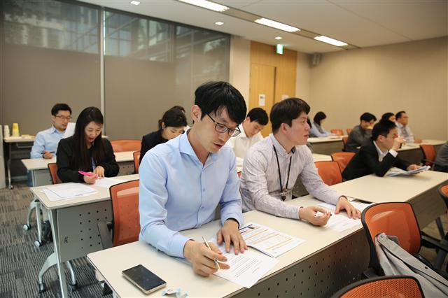 한화건설 임직원들이 업무시간 이후 회사에서 진행하는 OPIC 강의를 듣고 있다.