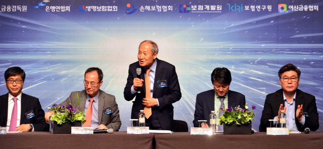 ‘2018 헤럴드금융포럼’에서 참석자들이 주제발표에 이어 토론에 나서고 있다.  정희조 기자/checho@heraldcorp.com