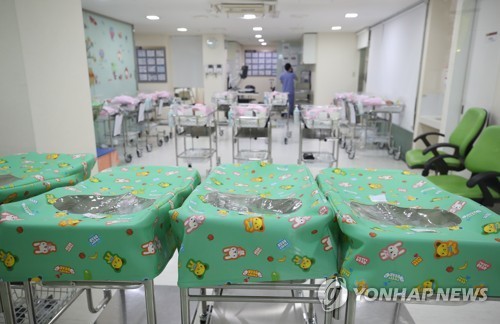서울 시내 병원의 신생아실 [연합뉴스 자료 사진]