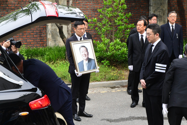 <YONHAP PHOTO-1607> 운구차량 바라보는 구광모 LG전자 상무 (서울=연합뉴스) 22일 오전 종로구 서울대병원 장례식장에서 열린 고(故) 구본무 LG그룹 회장의 발인식에서 구광모 LG전자 상무가 운구차량을 바라보고 있다. 2018.5.22 [사진공동취재단] photo@yna.co.kr/2018-05-22 09:46:05/ <저작권자 ⓒ 1980-2018 ㈜연합뉴스. 무단 전재 재배포 금지.>
<YONHAP PHOTO-1607> 운구차량 바라보는 구광모 LG전자 상무 (서울=연합뉴스) 22일 오전 종로구 서울대병원 장례식장에서 열린 고(故) 구본무 LG그룹 회장의 발인식에서 구광모 LG전자 상무가 운구차량을 바라보고 있다. 2018.5.22 [사진공동취재단] photo@yna.co.kr/2018-05-22 09:46:05/ <저작권자 ⓒ 1980-2018 ㈜연합뉴스. 무단 전재 재배포 금지.>