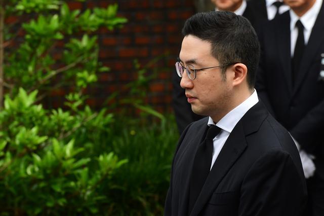 <YONHAP PHOTO-1687> 운구차량 바라보는 구광모 LG전자 상무 (서울=연합뉴스) 22일 오전 종로구 서울대병원 장례식장에서 열린 고(故) 구본무 LG그룹 회장의 발인식에서 구광모 LG전자 상무가 운구차량을 바라보고 있다. 2018.5.22 [사진공동취재단] photo@yna.co.kr/2018-05-22 10:00:55/ <저작권자 ⓒ 1980-2018 ㈜연합뉴스. 무단 전재 재배포 금지.>