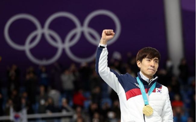 In this file photo from Feb. 24, 2018, South Korean speed skater Lee Seung-hoon holds up arm after winning gold in the men's mass start during the 2018 PyeongChang Winter Olympics at Gangneung Oval in Gangneung, 230 kilometers east of Seoul. (Yonhap)