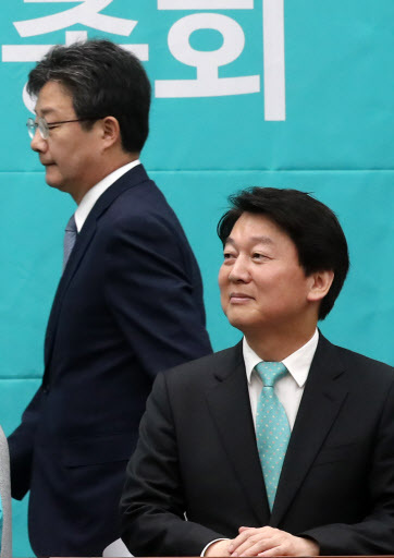 [사진설명=6ㆍ13 지방선거와 국회의원 재보궐선거 공천을 둘러싼 안철수 서울시장 후보와 유승민 공동대표의 공개 충돌이 표면화되고 있는 21일 오전 바른미래당 유승민 공동대표가 서울 국회에서 열린 바른미래당 의원총회에 참석하며 안철수 서울후보 뒤를 지나치고 있다. 사진제공=연합뉴스]