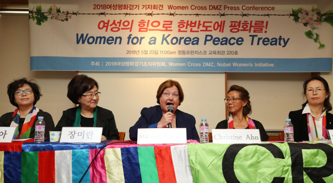 Mairead Maguire (center), the 1976 Nobel Peace Prize laureate, calls for a US-North Korea summit and a peace treaty with North Korea during a press conference held in Seoul on Wednesday. (Yonhap)