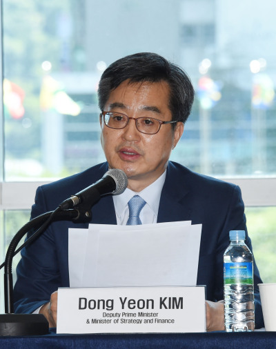 제53차 아프리카개발은행(AfDB) 연차총회 참석 차 부산을 방문 중인 김동연 부총리 겸 기획재정부 장관이 23일 벡스코에서 가진 기자간담회에서 기자들의 질문에 답변하고 있다. [사진제공=기획재정부]