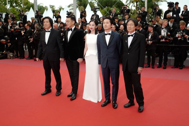 Director Lee Chang-dong and the cast of "Burning" (Yonhap)