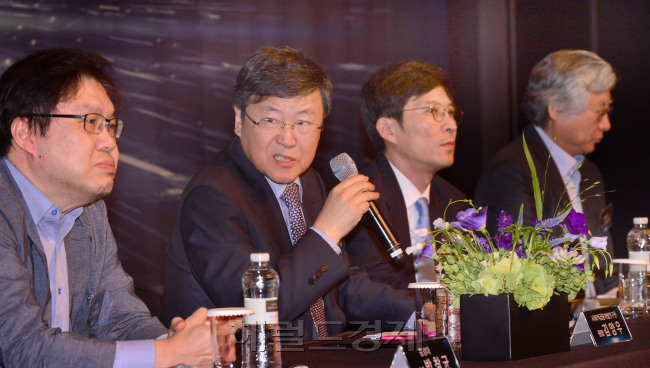 지난 23일 호텔신라에서 열린 ‘2018 헤럴드 금융포럼’에서 박창균 중앙대 교수(왼쪽부터), 김양우 사회적금융개발연구원장, 최준우 금융위원회 중소서민금융 정책관, 고동원 성균관대 법학전문대학원 교수가 포용적 금융과 사회적 금융의 정착 방향에 대해 토론을 하고 있다. [사진=정희조 기자/checho@heraldcorp.com]