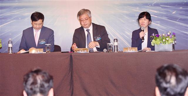 박원갑 KB국민은행 부동산 수석전문위원(왼쪽부터), 심교언 건국대 부동산학과 교수, 정세은 충남대 경제학과 교수가 ‘2018 헤럴드금융포럼’ 제4세션 ‘이제 빚내서 집 사는 시대는 끝났는가’에서 열띤 토론을 펼치고 있다. 정희조 기자/checho@heraldcorp.com