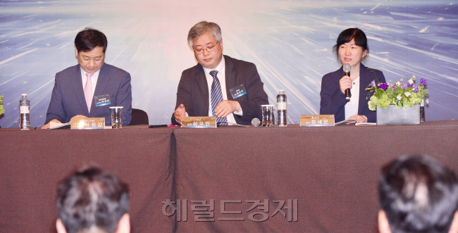 박원갑 KB국민은행 부동산 수석전문위원(왼쪽부터), 심교언 건국대 부동산학과 교수, 정세은 충남대 경제학과 교수가 ‘2018 헤럴드금융포럼’ 제4세션 ‘이제 빚내서 집 사는 시대는 끝났는가’에서 열띤 토론을 펼치고 있다. 정희조 기자/checho@heraldcorp.com