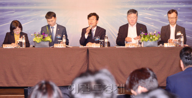김헌수 순천향대 교수(가운데) 등 패널들이 ‘2018 헤럴드금융포럼’에서 ‘헬스케어 산업 진입의 법적·제도적 쟁점’이란 주제로 토론하고 있다. 정희조 기자/checho@heraldcorp.com