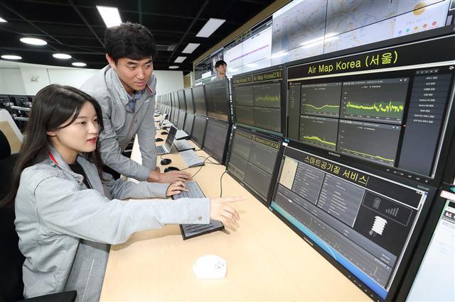 KT 직원이 경기도 과천에 위치한 ‘전국 공기질 관제센터’에서 1500개소의 공기질 관측망에서 수집하는 데이터를 확인하고 있다.  [제공=KT]