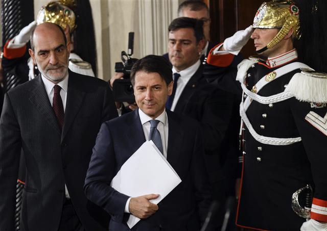 <YONHAP PHOTO-1983> Giuseppe Conte, center, arrives to address the media after meeting Italian President Sergio Mattarella, at the Quirinale presidential palace in Rome, Wednesday, May 23, 2018. Italy's president summoned Giuseppe Conte for consultations Wednesday to see if the law professor tapped by the euroskeptic 5-Star Movement and League as their candidate for premier has what it takes to try to form a government. (AP Photo/Gregorio Borgia)/2018-05-24 05:34:53/ <저작권자 ⓒ 1980-2018 ㈜연합뉴스. 무단 전재 재배포 금지.>