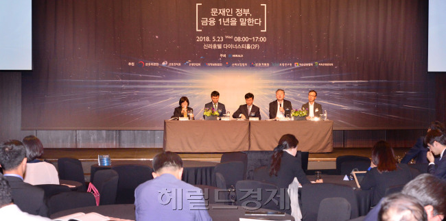 헤럴드경제가 창간 45주년을 계기로 지난 23일 진행한 ‘2018 헤럴드금융포럼’이 성황리에 폐막했다. 문재인 정부 출범 1년을 맞아 금융ㆍ부동산 정책을 총망라한 이슈를 다뤄 시의적절한 주제발표ㆍ토론이 이뤄졌다는 평가가 나왔다. 헤럴드경제는 이같은 금융포럼을 매년 정례화할 방침이다. 포럼 참석자들이 ‘문재인 케어와 보험, 헬스케어 산업의 혁신’을 주제로 토론을 하고 있다. [사진=정희조 기자/checho@heraldcorp.com]