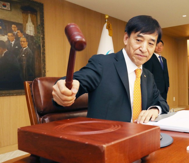 이주열 한국은행 총재가 24일 서울 중구 한은 본관에서 열린 금융통화위원회에서 의사봉을 두드리고 있다. [사진=연합뉴스]