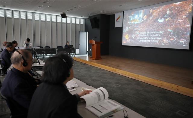 <YONHAP PHOTO-3125> 외국인의 눈에 비친 '촛불' (서울=연합뉴스) 박동주 기자 = 24일 종로구 서울글로벌센터에서 민주화운동기념사업회가 퇴진행동 기록기념위원회와 함께 개최한 '촛불 항쟁 국제토론회'에서 참석자들이 관련 영상을 보고 있다. 2018.5.24 pdj6635@yna.co.kr/2018-05-24 09:47:43/ <저작권자 ⓒ 1980-2018 ㈜연합뉴스. 무단 전재 재배포 금지.>