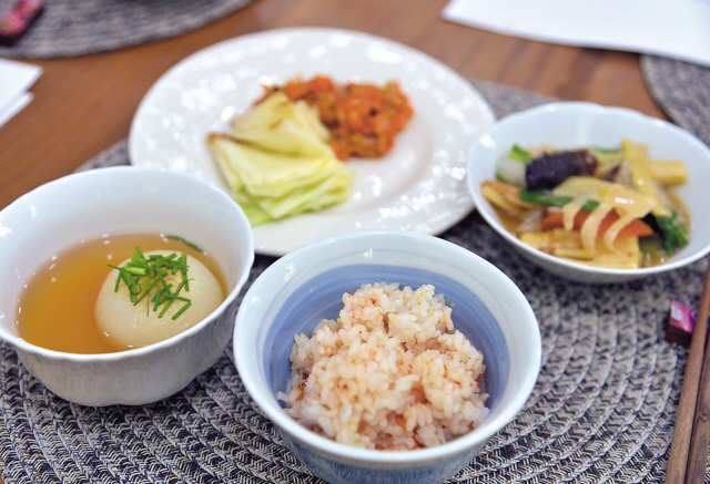 이날 수강생들이 만든 음식. 토마토솥밥, 햇양파 된장국, 양배추 구이, 죽순팔보채로 꾸며졌다.