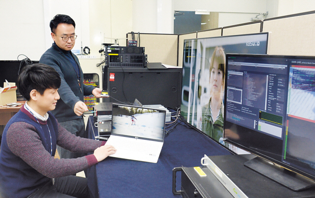 ETRI 연구진이 지난 2월 미국 CBC 방송사로 지상파를 통해 UHD 방송을 생중계 하고 있는 모습. [제공=ETRI]