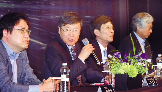 ‘2018 헤럴드 금융포럼’에서 박창균 중앙대 교수(왼쪽부터), 김양우 사회적금융개발연구원장, 최준우 금융위원회 중소서민금융 정책관, 고동원 성균관대 법학전문대학원 교수가 포용적 금융과 사회적 금융의 정착 방향에 대해 토론을 하고 있다.  정희조 기자/checho@heraldcorp.com