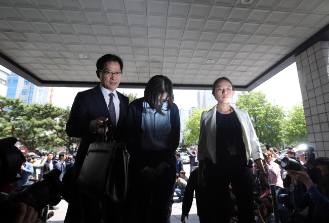 필리핀 출신 가사도우미를 불법으로 고용했다는 의혹을 받는 조현아 전 대한항공 부사장이 24일 조사받기 위해 법무부 산하 서울출입국외국인청으로 들어서고 있다. (사진=연합뉴스)