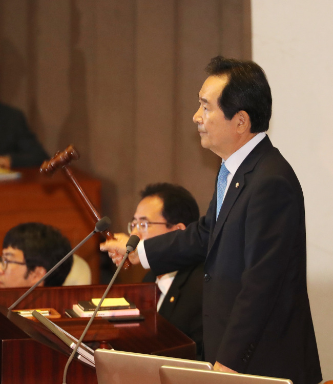 정세균 국회의장이 24일 오전 열린 국회 본회의에서 의결정족수 부족을 이유로 정부 개헌안의 투표 불성립을 선언하고 있다.[사진=연합뉴스]
정세균 국회의장이 24일 오전 열린 국회 본회의에서 의결정족수 부족을 이유로 정부 개헌안의 투표 불성립을 선언하고 있다.[사진=연합뉴스]