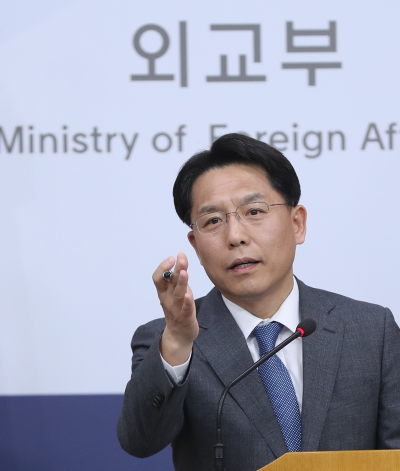 노규덕 외교부 대변인이 24일 오후 서울 종로구 외교부에서 열린 정례브리핑에서 질문하는 기자를 지목하고 있다.[사진=연합뉴스]
