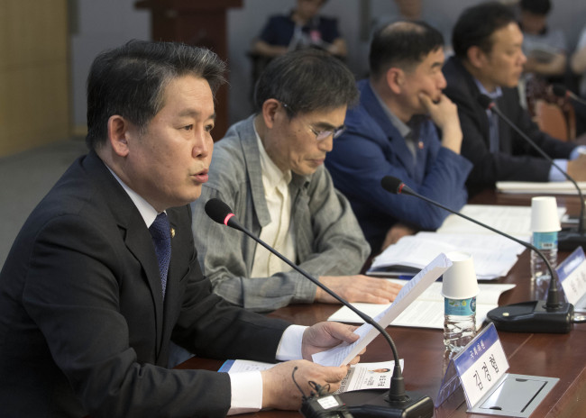 Rep. Kim Kyung-hyup (left) of the ruling Democratic Party speaks during a forum on South Korea's spending for the upkeep of 28,500 American troops in the South at the National Assembly in Seoul on May 24, 2018. (Yonhap)