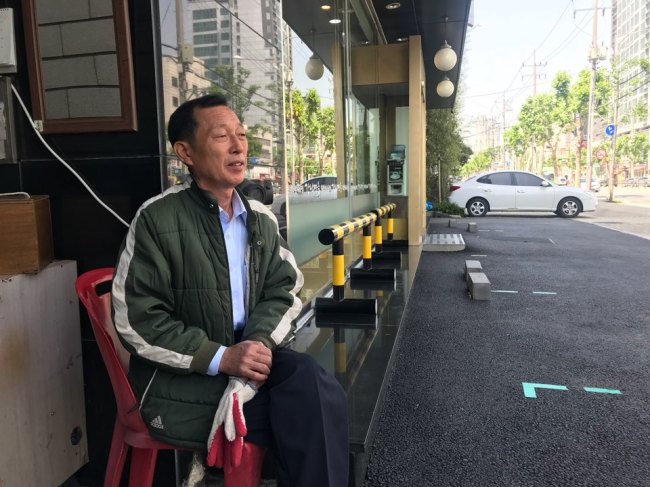 Kim Sung-jin, a 54-year-old valet driver, waits Thursday to return cars to customers at a restaurant in Seoul. (Bak Se-hwan/The Korea Herald)
